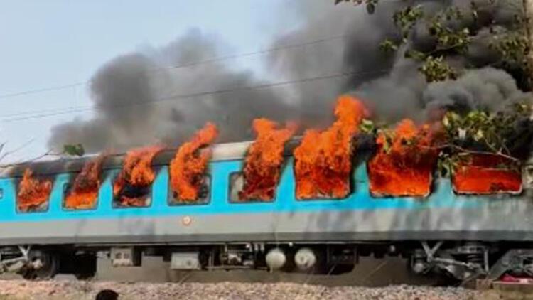 Hindistan’da yolcu treninde yangın!