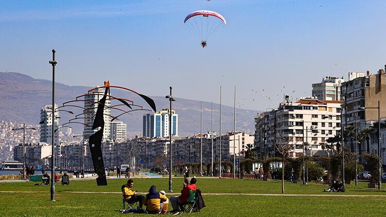 İzmir'de iki paramotorcu, sağlık çalışanları için havalandı