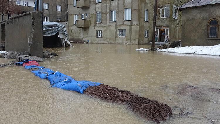 Yüksekova'da sel; evler su altında kaldı