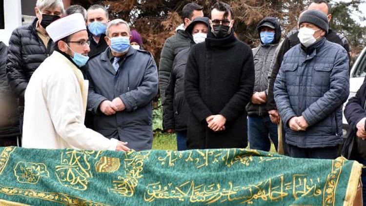 Müzisyen Cem Adrian, babasını son yolculuğuna uğurladı