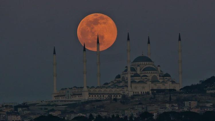 "Süper Solucan Ay" İstanbul semalarında