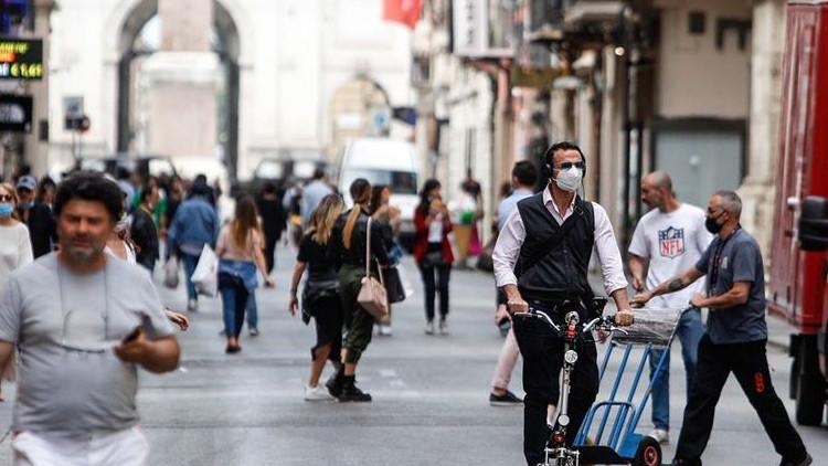 İtalya'da son 24 saatte 10 bin 680 koronavirüs vakası tespit edildi