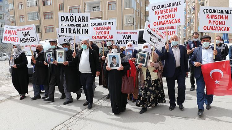 Van'daki annelerin evlat eylemine Diyarbakır'daki annelerden destek