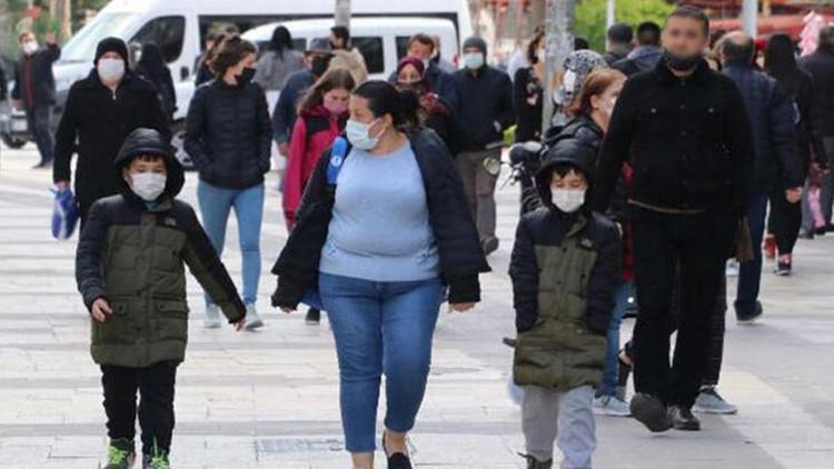 Denizli'de cadde ve sokaklarda insan yoğunluğu