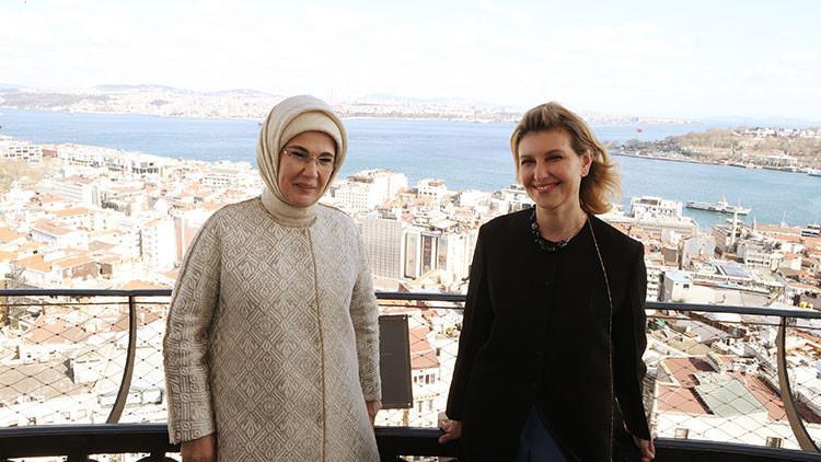 Emine Erdoğan, Ukrayna Devlet Başkanı Zelenskiy’nin eşi Olena Zelenska ile Galata Kulesi’ni ziyaret etti