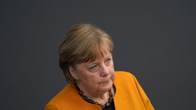 Merkel aşısını erteledi