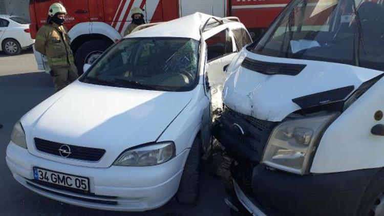 Esenyurt'ta minibüsle otomobil çarpıştı: 8 yaralı