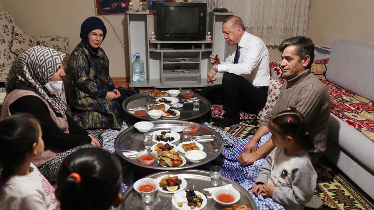 Cumhurbaşkanı Erdoğan, bir vatandaşın evinde iftar yaptı 