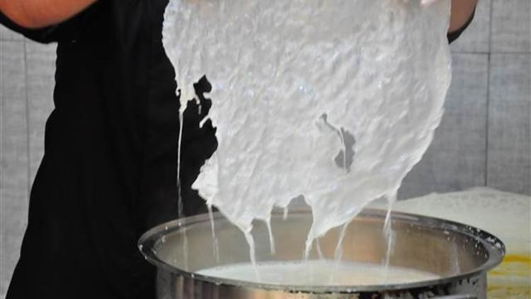 Güllaç ustalarının ramazanda yoğun mesaisi