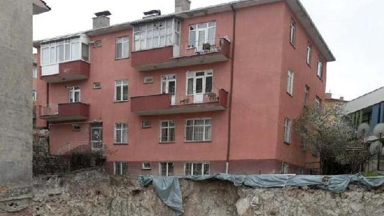 Akara'da toprak kayması! Yanındaki apartman tahliye edildi