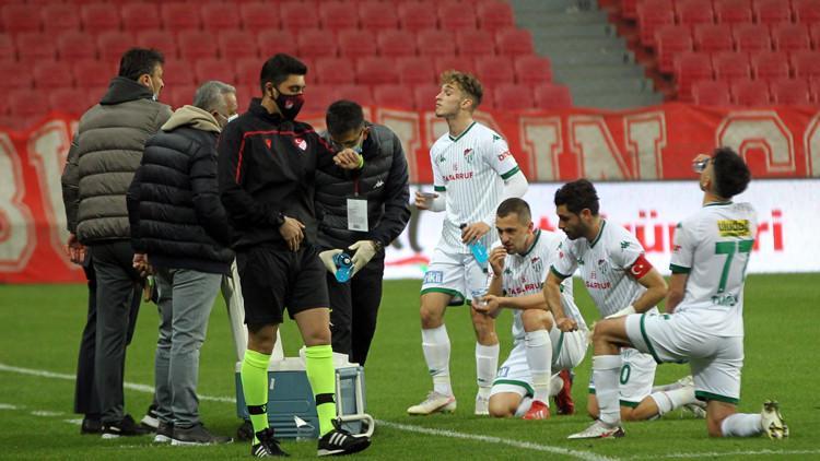 Samsunspor - Bursaspor maçında futbolcular oruçlarını saha içinde açtı