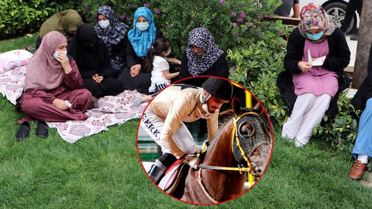 Jokey Samet Erkuş'un nişanlısı hastane önünde her gün dua okuyor