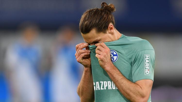 Bundesliga'dan düşen Schalke 04'ün taraftarları takım otobüsüne saldırdı