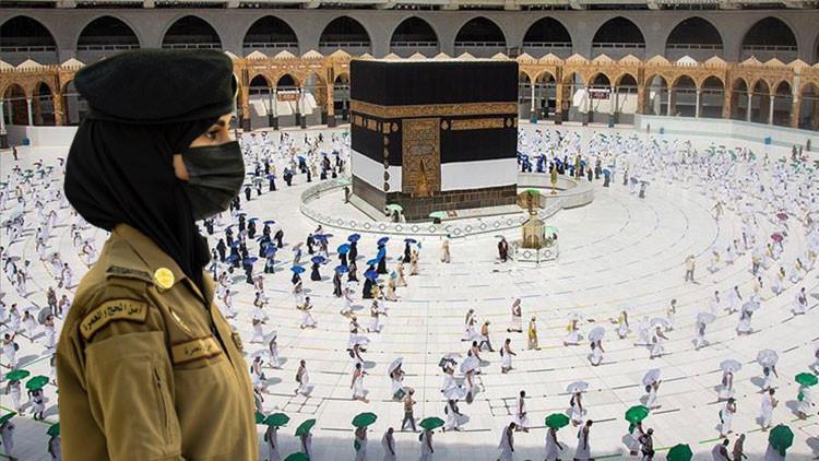 Mescid-i Haram'da kadın askerler umrecilerin güvenliğini sağlamak için ilk kez görev aldı