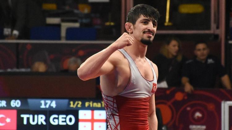 Kerem Kamal, Avrupa Güreş Şampiyonası'nda finale yükseldi