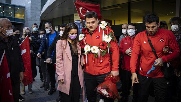 Avrupa Güreş Şampiyonası'nda ikinci olan Güreş Milli Takımı Türkiye'ye döndü