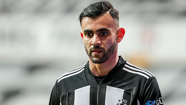 Beşiktaşlı futbolcu Rachid Ghezzal iftarını sahada yaptı