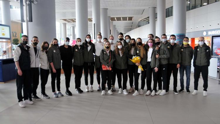 CEV Şampiyonlar Ligi'nde ikinci olan VakıfBank, yurda döndü