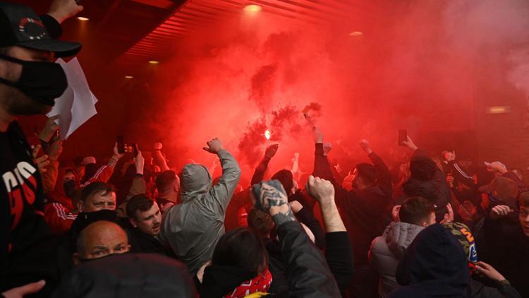 Manchester United taraftarları Old Trafford'u bastı! Liverpool maçı ertelendi