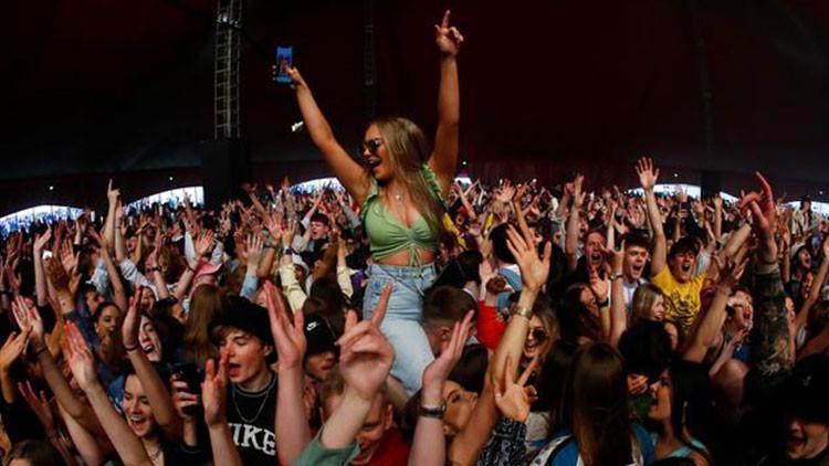 İngiltere'de sosyal mesafe ve maske kurallarının olmadığı pilot festivale 5 bin kişi katıldı