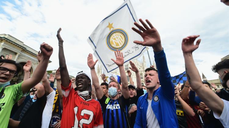 Inter'in şampiyonluk kutlamaları tartışma konusu! Kovid-19 önlemleri ihlal edildi...