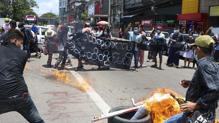 Myanmar'da düzenlenen bombalı saldırıda biri milletvekili 5 kişi hayatını kaybetti