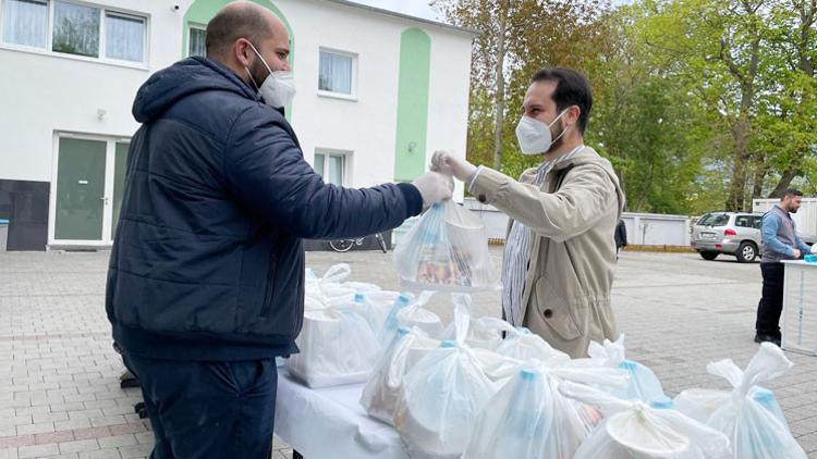 500 paket iftarlık dağıttılar