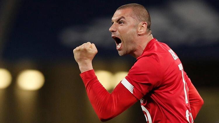 Fransa Ligue 1'de ayın oyuncusu seçilen Burak Yılmaz ödülünü aldı