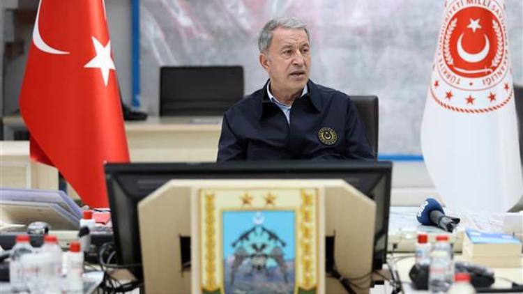 Hulusi Akar ve TSK komuta kademesi son iftarı hudut kartallarıyla yaptı, geceyi harekat merkezinde geçirdi