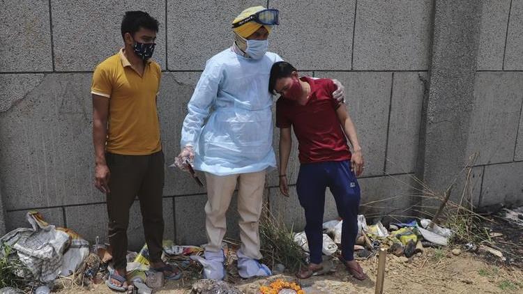 Hindistan'da günlük Kovid-19 kaynaklı ölüm sayısı 4 binin altına düşmüyor