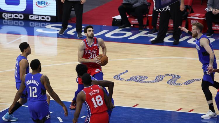 NBA'de Gecenin Sonuçları: Magic'i yenen 76ers, Doğu liderliğini garantiledi! Furkan'dan 10 sayı...