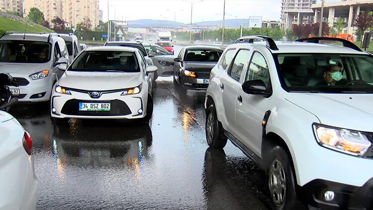 İstanbul'da Anadolu Yakası'nda dolu sürprizi! Çekmeköy'de sürücüler köprü altlarına sığındılar
