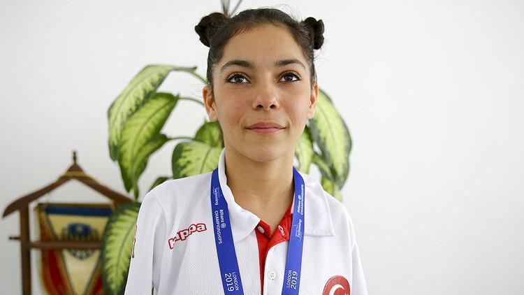 Paralimpik yüzücü Sevilay Öztürk'ten Avrupa Şampiyonası'nda bronz madalya