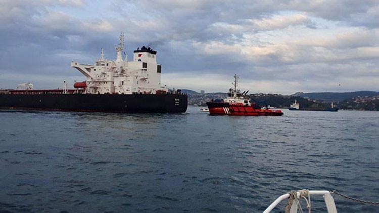 İstanbul Boğazı'nda panik anları! Petrol tankeri sürüklendi, trafik askıya alındı