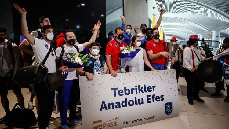 Euroleague şampiyonu Anadolu Efes'e coşkulu karşılama