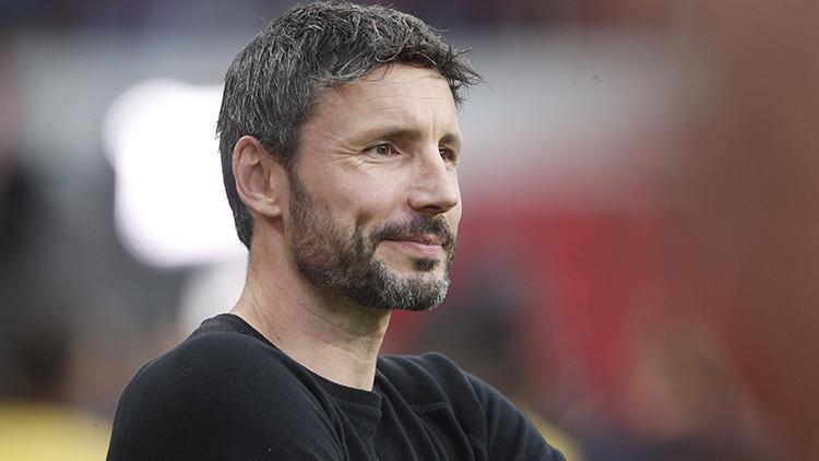 Wolfsburg'ta Van Bommel dönemi! 2 yıllık...