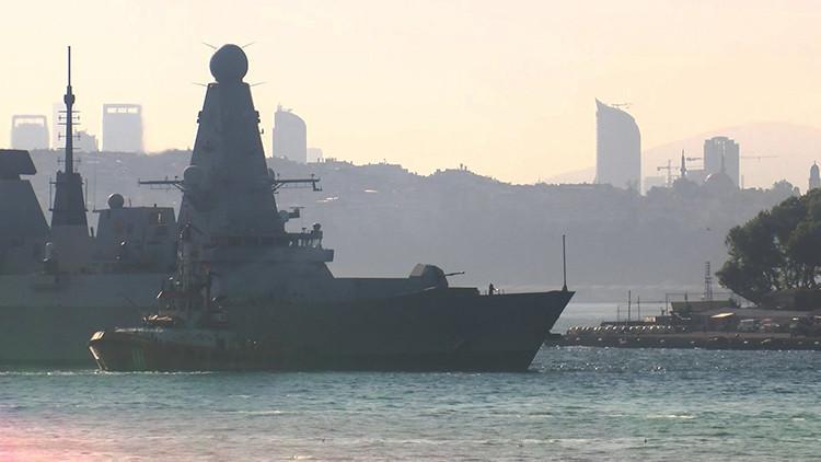 İngiliz savaş gemisi Sarayburnu'na demirledi