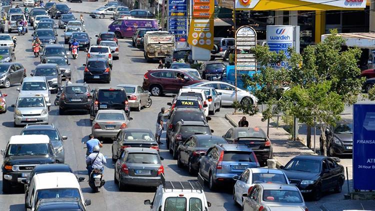 Dünya şokta: Lübnan'da yakıt stoku tükenmek üzere... Araç kuyrukları böyle görüntülendi