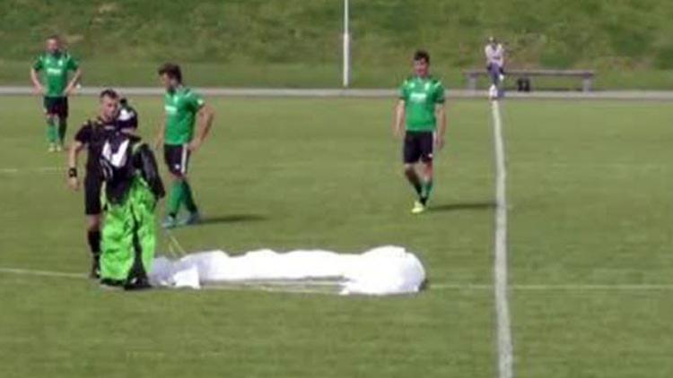Futbol maçına gökten sürpriz bir misafir düştü! Hakemin hamlesi ise herkesi kırdı geçirdi