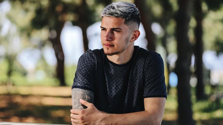 Trabzonsporlu Berat Özdemir: "Şampiyonluğa açız, saha içinde itici olmaya çalışıyorum..."
