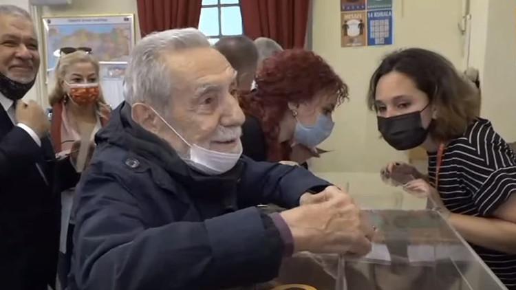 Ünlü oyuncu Aydemir Akbaş, Galatasaray'ın başkanlık seçiminde oy kullandı