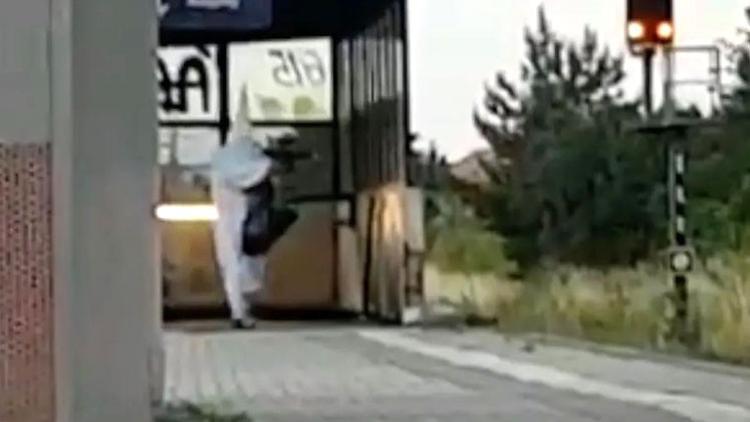 Ku Klux Klan elbiseli neonazi ateş açtı: Yeşillerli siyasetçi yaralandı