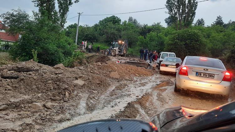 Kütahya’da sağanak su baskınlarına yol açtı
