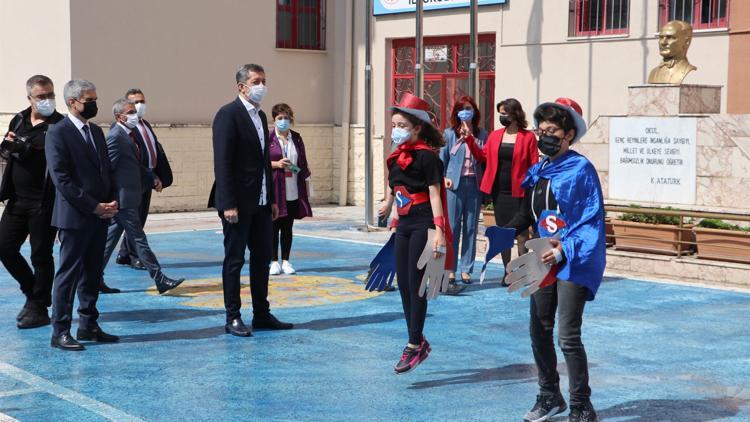 Bakan Selçuk, öğrencilerle resim yapıp, top oynadı