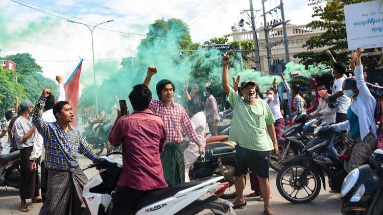 Myanmar'da güvenlik güçleri ile darbe karşıtları çatıştı: 2 ölü