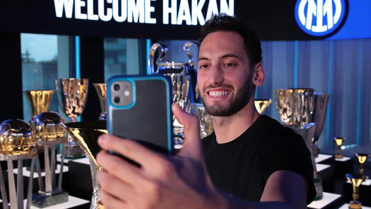 Son Dakika Transfer Haberi: Inter, Hakan Çalhanoğlu'nu kadrosuna kattığını duyurdu