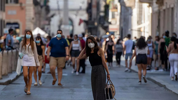 Son dakika: İtalya'da açık alanda maske kullanma zorunluluğu kaldırıldı
