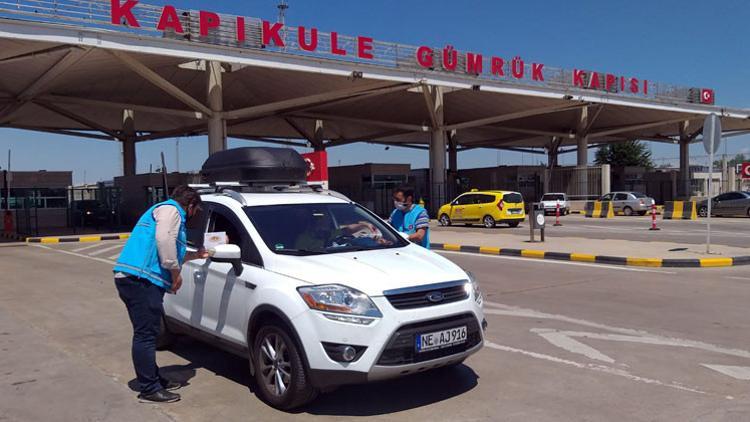 Türkiye Diyanet Vakfı gurbetçilere su ve lokum ikram etti - Haber