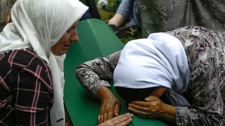 Srebrenitsa Soykırımı'nın 19 kurbanı daha toprağa verildi