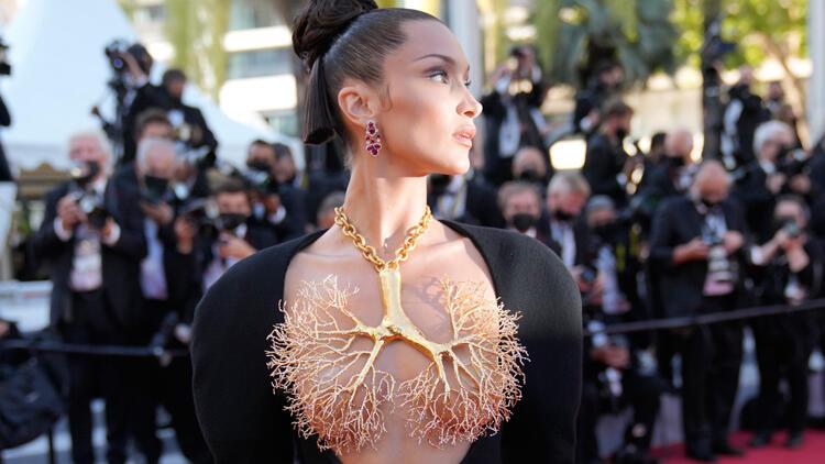 74. Cannes Film Festivaline Bella Hadidin altın akciğer kolyesi damga vurdu